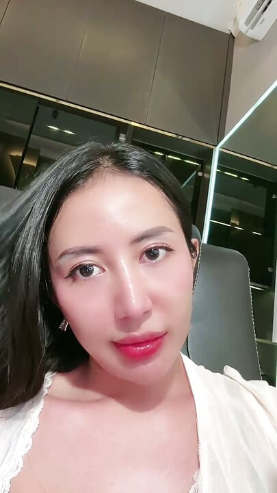 A GIRL WHO WANTS TO MAKE A VIDEO CALL