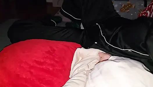 Azgın çiftin karşılıklı mastürbasyonu karısının vücuduna büyük boşalmayla bitiyor