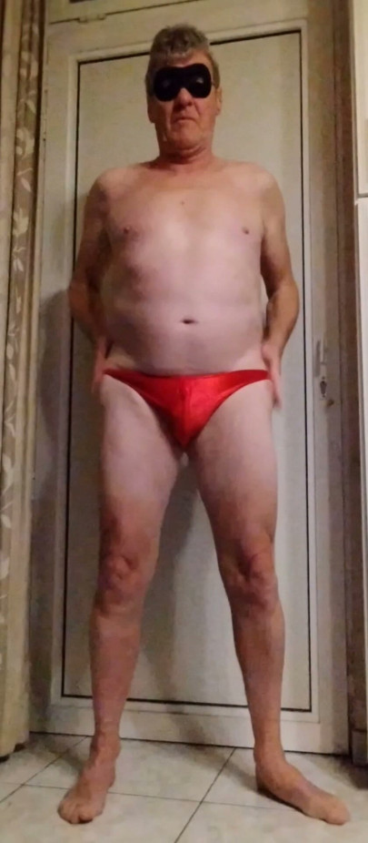 Aku memperlihatkan diriku dalam lingerie.