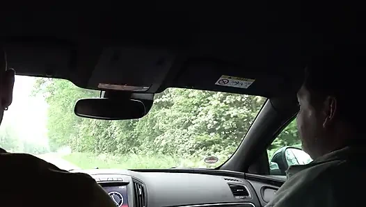 Блондинка сосет два члена, затем трахается с камшотом в зарослях