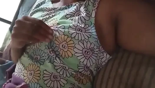 Adik tiri dengan toket besar ini lagi asik muasin memeknya pakai dildo sama abang tirinya sendiri