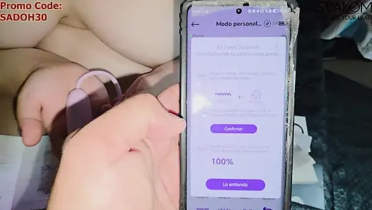 Dengan vibrator "PLUME" dari SVAKOM, aku membuat lubangku bergetar saat mereka sedang dihancurkan