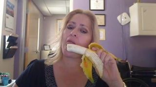 Milf heeft gekke bananenvaardigheden