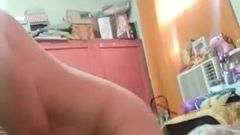 Филиппинская крошка мастурбирует на подушке