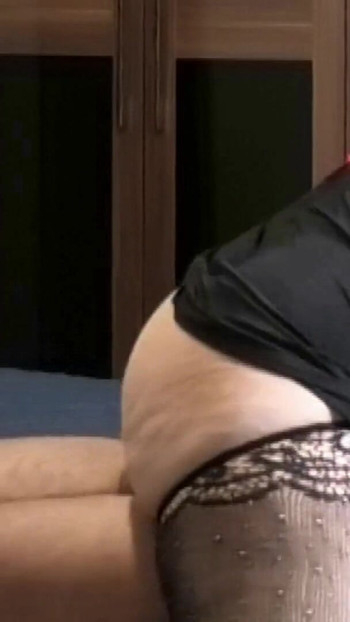 डैड आउट ऑन वर्कट्रिप - सौतेली मम्मी सेक्स सिखाती है और सौतेले बेटे के लंड पर वीर्य निकालती है | क्लिप 1