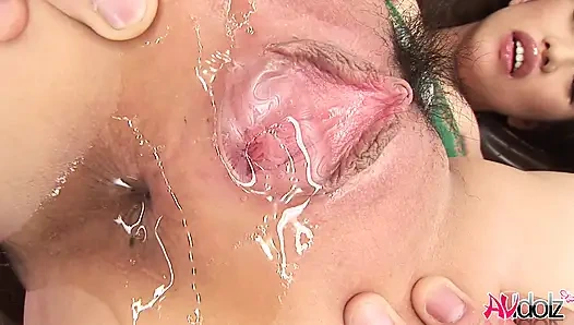 Kinoshita tomoko si cewek jepang rambut cokelat dientot habis-habisan di seks threesome tanpa sensor.