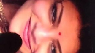 Cumming en la cara sexy de Kajal