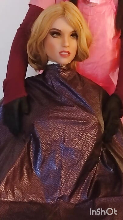 Lauren, la princesa del salón de belleza, modelando con capa química y fetiche
