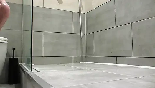 Daha fazla duşta sünnetsiz yarak oyunu ve boşalma