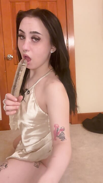 Ich liebe es, würge auf meinem riesigen dildo zu würfen und für dich mit meinem arsch und meiner muschi zu spielen
