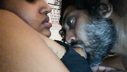 Ich necke die geschwollenen brustwarzen meiner tante