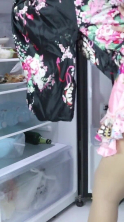 Thrilling moment from "Thai girl looking for food gets in front of the refrigerator"