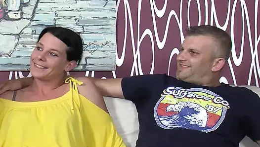 Sexy junges deutsches paar genießt hardcore-dreier mit vollbusiger oma