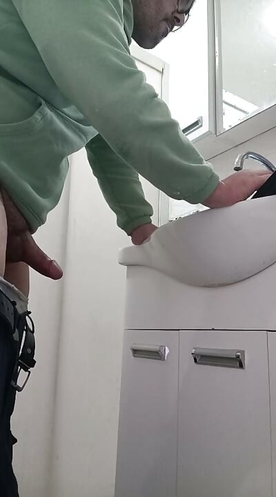 我的继表妹意识到我在她旁边自慰，我不敢相信她的反应陌生人用他的勃起抚摸她的屁股