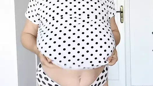 Twirling in Dots: Sexy Tanzspaß der vollbusigen oma MariaOld
