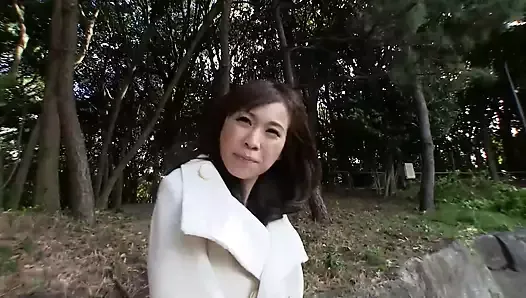 日本の女の子はコックの中出しに乗ってうめき声を上げる
