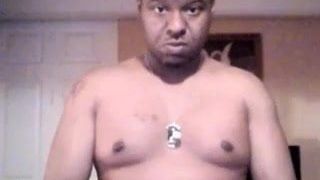 Sexy zwarte man trekt lotion aan