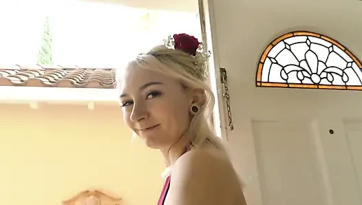 Хуй отчима Chloe Temple больше ее дилдо, поэтому она трахает его! - Извращенная милфа и тинки