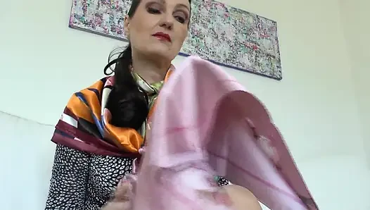 Syal satin mengkilapku akan membuatmu terangsang! Lady Victoria Valente