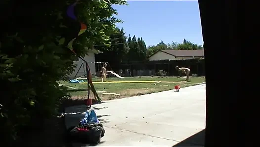 Глубокая начинка вишенки грязной юной пизды выглядит крошечной полной спермы