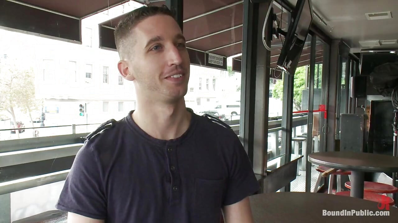 肌肉壮男在饥渴的午餐人群面前使用和操他的男孩.