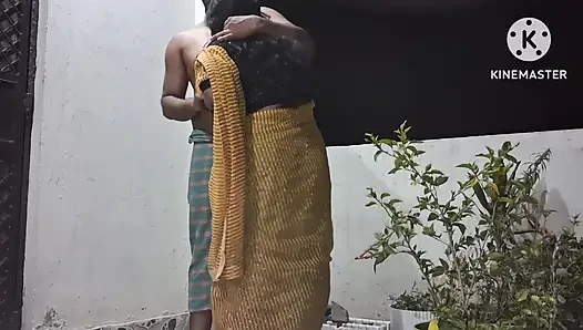 Eine indische hausfrau wird von seiner bar gefickt, wenn ehemann draußen ist