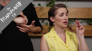 奇妙なビデオできれいな女性の顔で乳を搾られる