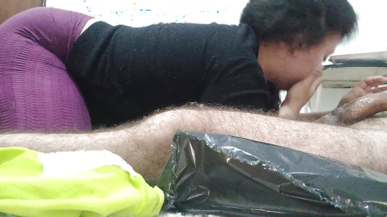 GYM BLOWJOB, SHE ARRIVES THIRSTY FOR A WET BLOWJOB