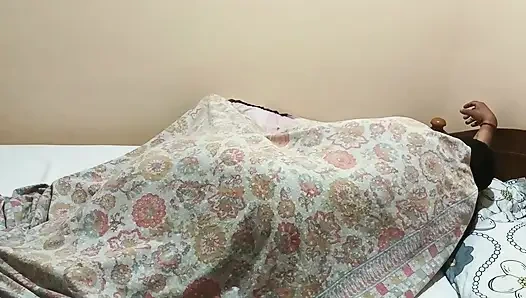 Desi kamla yenge mornig yatakta ateşli sikişiyor ve amcığını döllüyor