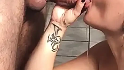 Peras susu pacarku dengan mulutku