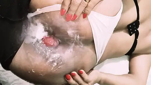 Azgın orta yaşlı seksi kadın götünü götüne sodomize etti ve yırttı, onu inanılmaz bir anal açıklıkla bıraktı.