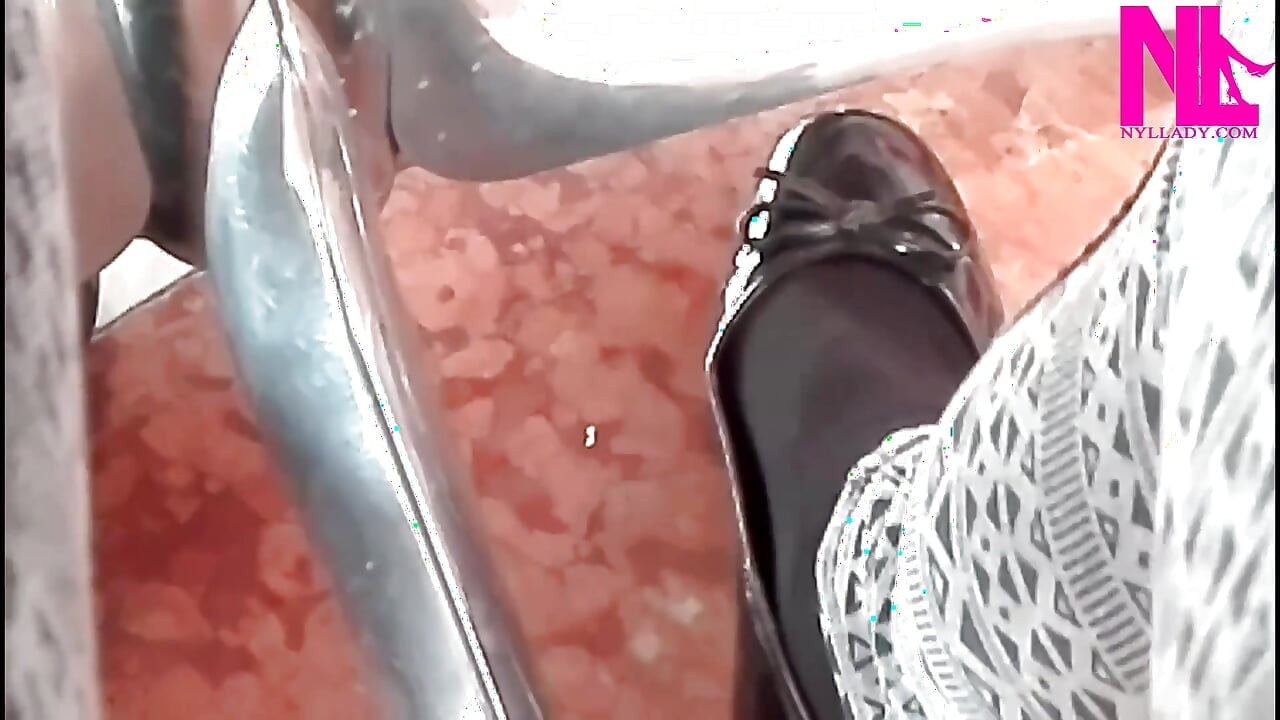 Schuhspiel in meinen schwarzen Pattent Wohnungen in einer bar