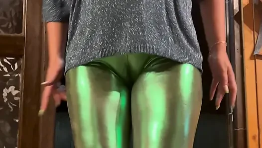Tight & Shiny - Cameltoe Neckt Ohne Höschen