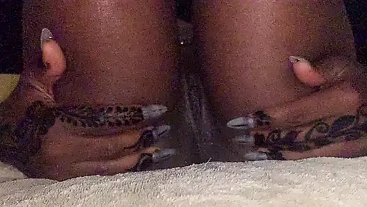 Ebenholz-braune göttin massiert langsam ihre eingeölten schenkel und saftige muschi in nahaufnahme fick