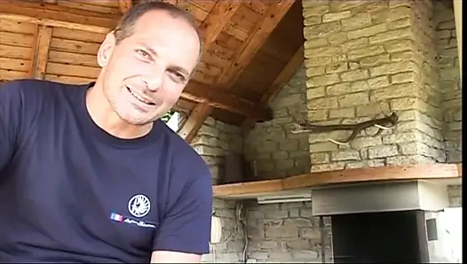 Pirang semok panas dengan kacamata disetubuhi ganda