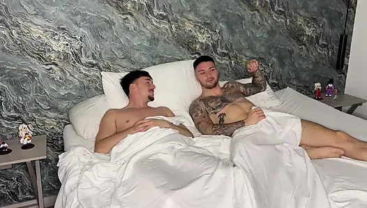 Beyaz İkiz Aynı Anda İki Büyük Penis Tarafından Sevişti!