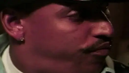 Cewek pirang menggoda meniduri penjaga terangsang sampai mani muncrat di wajah