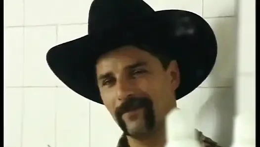 Esmerin sıkı göt deliği tanrısı banyoda sikiliyor