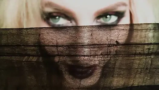 Ditekan ke dalam ketaatan nilonku