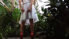 Sissy ray i vit kjol som visar upp