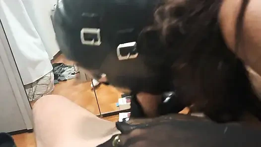 MILF ağzına bir penis alıyor, ters bakış açısı