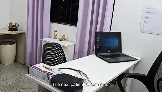 Medizinische Untersuchung des Bauches des Patienten in der Arztpraxis.