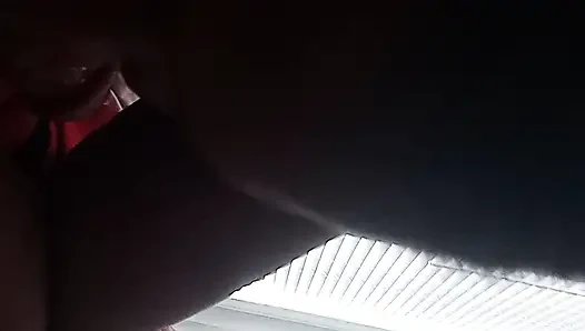 Пылесосные губы сосут конфетку сразу