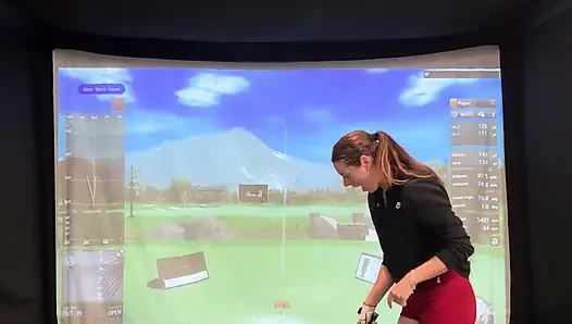 Benim lush ile bir simülatörde golf yapmaya çalışıyorum! Ben sallanırken boşalmamaya çalışıyorum!