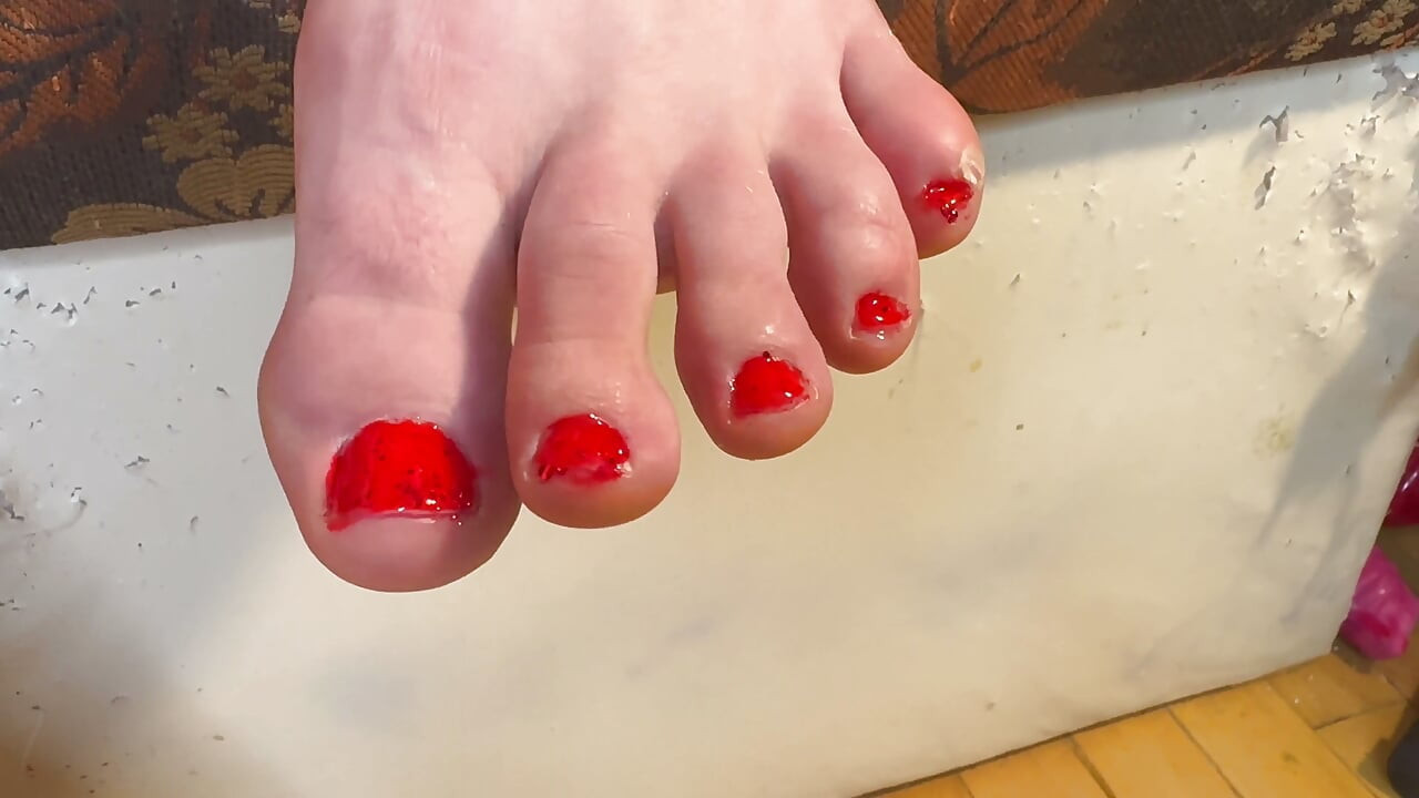 Polish my foot nails