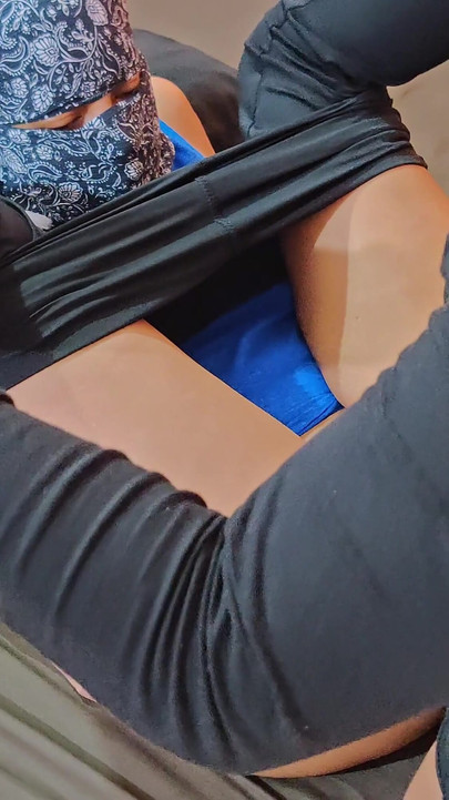 "Güzel tesettürlü Malezyalı kız sakso çekiyor ve spor salonundan sonra seks yapıyor"dan mutlaka görülmeli an."