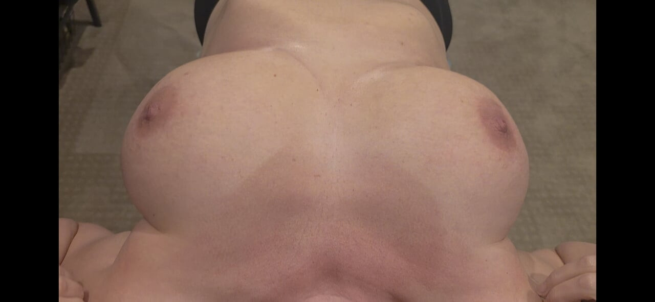 약속 대로 그녀의 가슴과 목에 하역으로 그녀를 이야기했다. 더 올 수 있습니다.