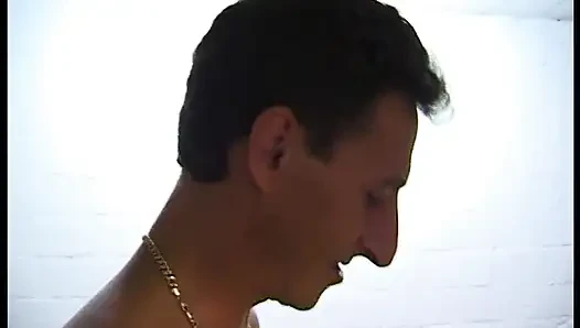Asyalı fahişe iki yarak alıyor
