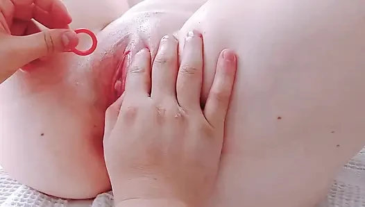 Tamamen pürüzsüz amcık klitorisini ve amını sikiyor