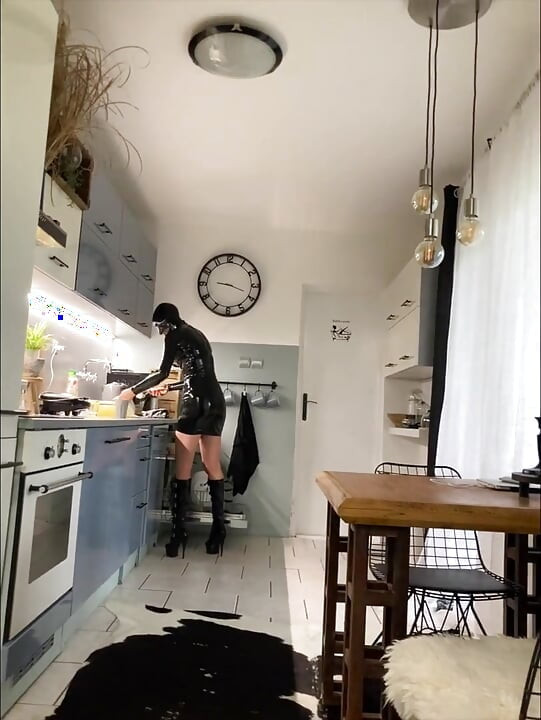 Latex schoonmaakservice op hoge hakken en kettingen